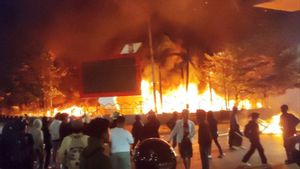 Kantor DPRD Makassar Ludes Terbakar, Anggota Satpol PP Nekat Lompat dari Gedung