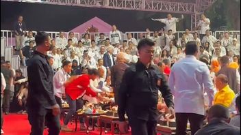 梅加瓦蒂在Kaesang Pangarep Sungkem的时候握手,包括纪伯伦·拉卡布明