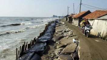 7 Fishermen's Boats Damaged By Abrasion Of Ampenan Beach Mataram