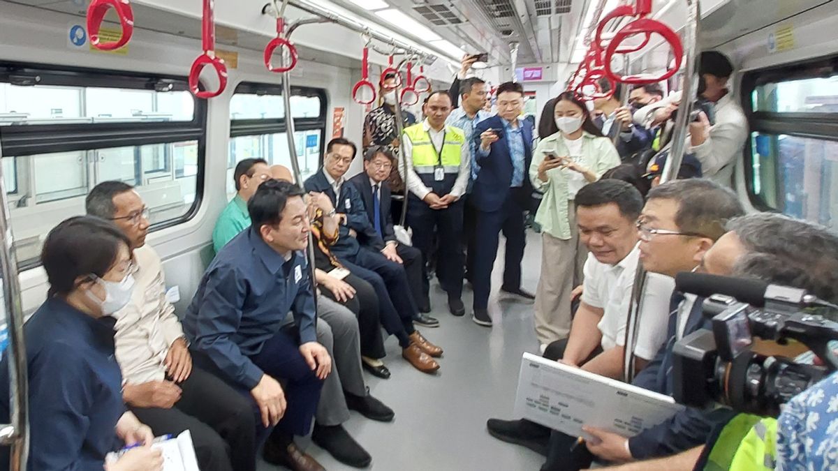 Pj Gubernur DKI Ajak Menteri Korsel dengan Rombongan Puluhan Pengusaha Asing Jajal LRT