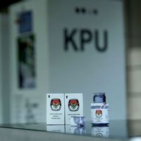 Gambar Paslon Nomor 1 Saat Bagi-bagi Seragam Sekolah di Lokasi PSU, Bawaslu Banggai Dalami Dugaan Pelanggaran Pemilu