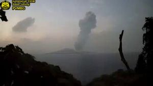 Gunung Anak Krakatau Erupsi Lontarkan Abu Setinggi 3 Kilometer
