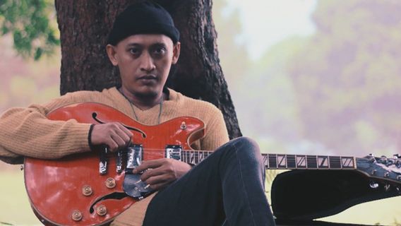 Find Happy In Your Own Way, Adi Widodo Imagine à Travers Winterman Solo Single 