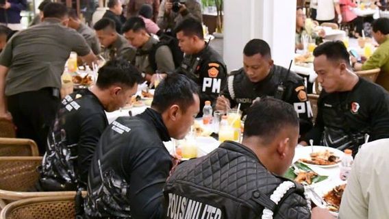 Dikawal di Sidoarjo yang Hujan Deras, Ibu Iriana Ajak Para Pengawal Motor Makan Malam Bareng