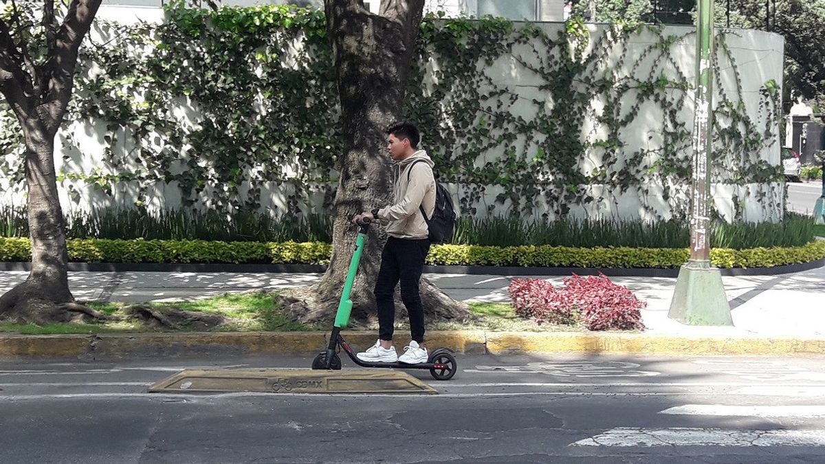 En Commandant Aux Utilisateurs De Scooters électriques, Tokyo Appliquera Des Contraventions Légères Pour Infractions Au Code De La Route