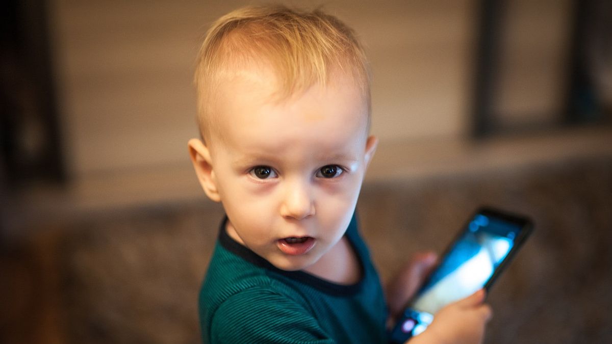 Usia Tepat Memiliki Smartphone: Orangtua Wajib Tahu Demi Perkembangan Kecerdasan Anak