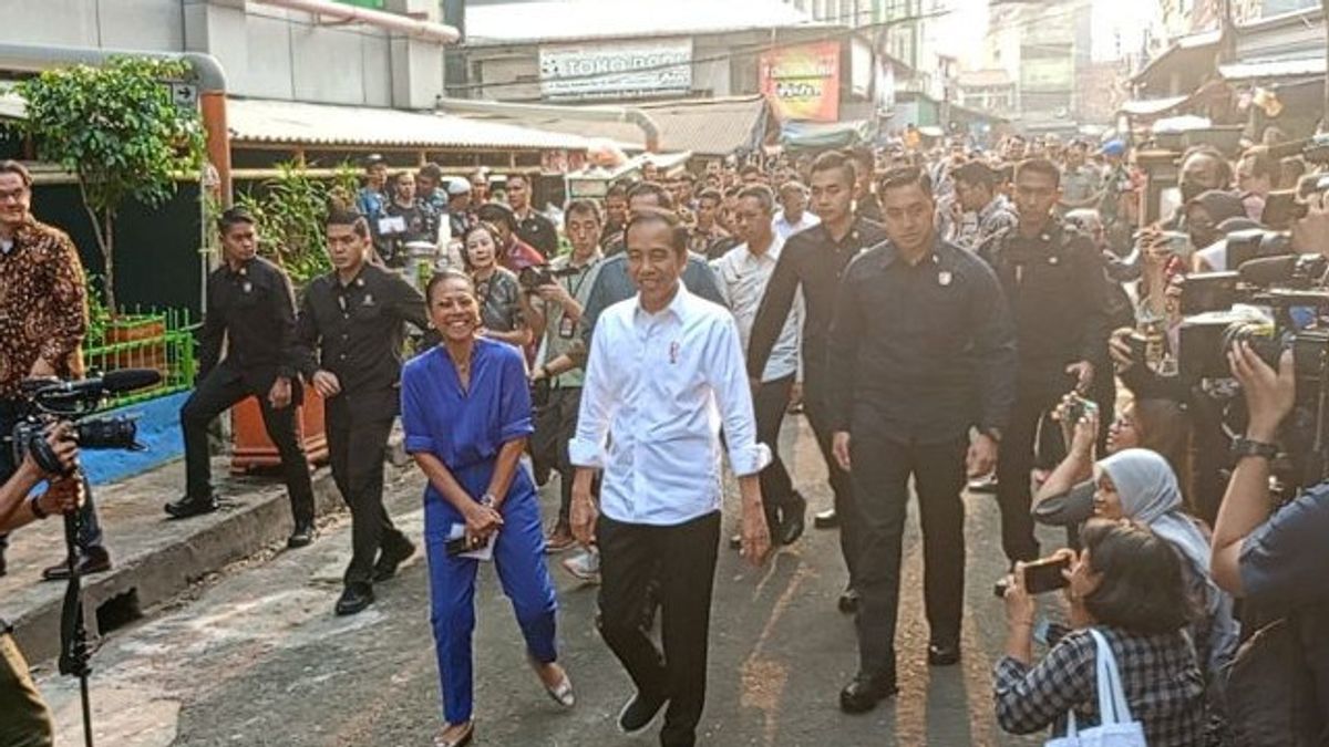 Selasa Pagi, Jokowi Blusukan di Pasar Jatinegara Jakarta Cek Harga Sembako