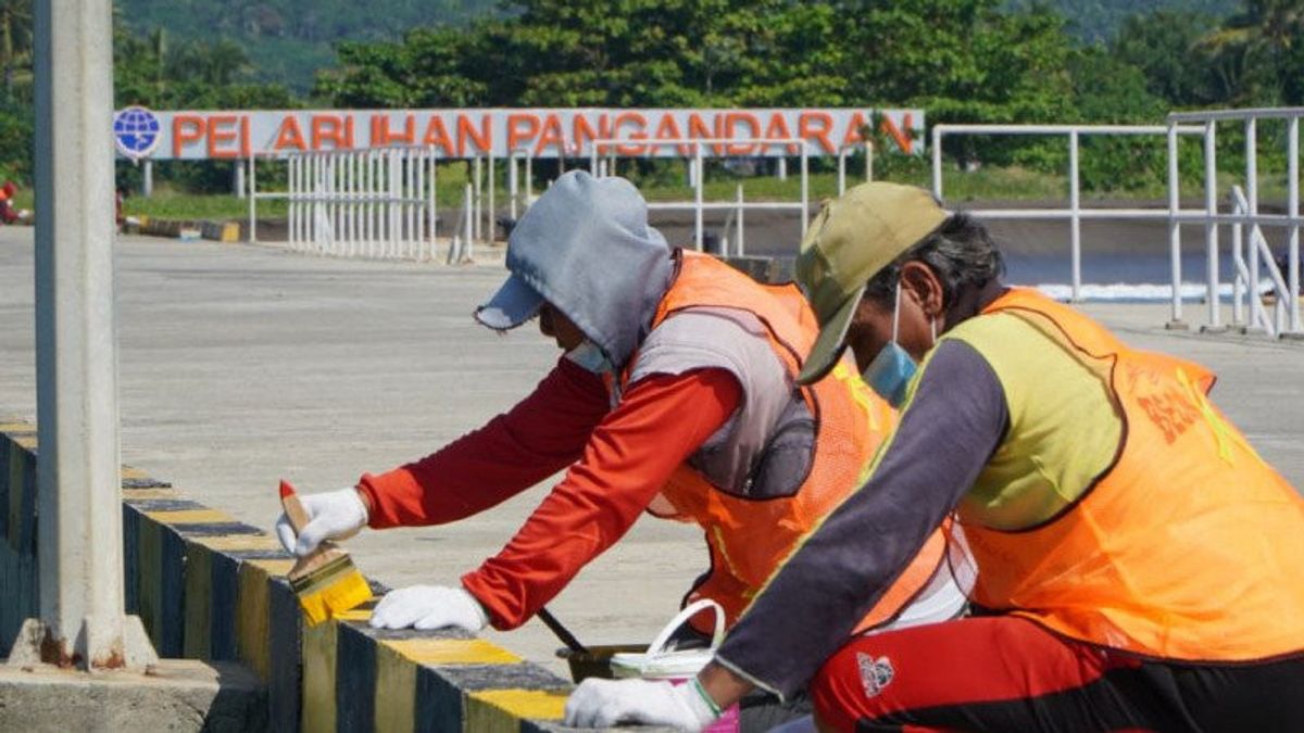 Kemenhub Laksanakan Program Padat Karya di Pelabuhan Pangandaran