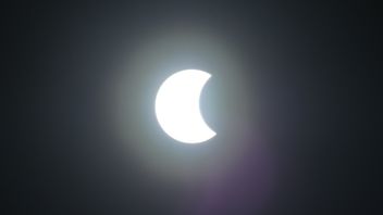 [写真]スラバヤの日食リングを見る