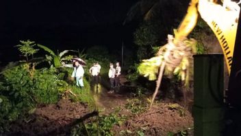 パティで土砂崩れ、橋が崩壊