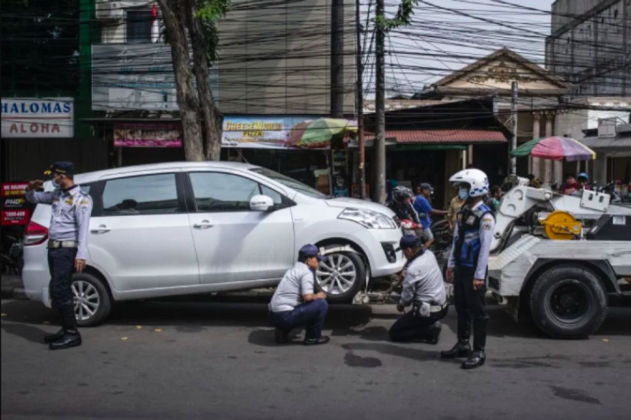 Careless Parking Vehicles At Jakarta Tourism Places Will Be Towed And Pentils Lifted