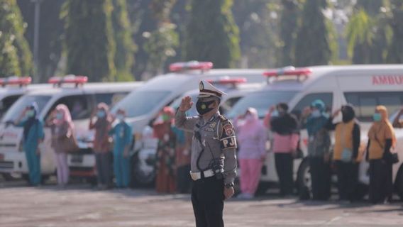 220 Personel Polisi Kawal 60 Ambulans untuk Jemput Pasien COVID-19 Isoman