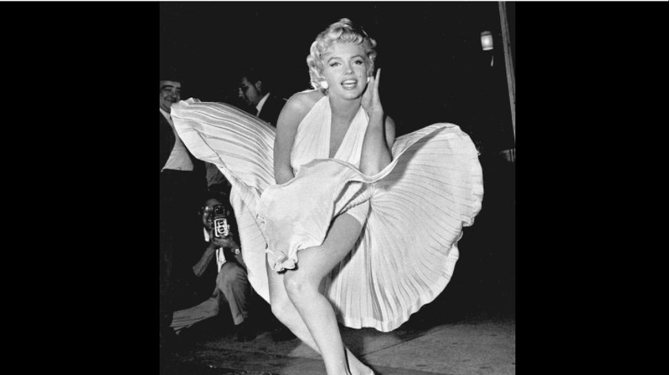 マリリン・モンローのスカートが歴史上の象徴的なシーンに持ち上げられ
