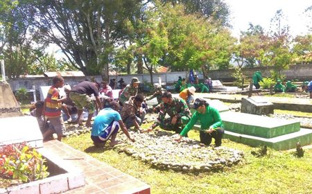 Kodim 1702/Jayawijaya Gandeng Anak Jalanan di Wamena Papua Bersihkan Makam Pahlawan