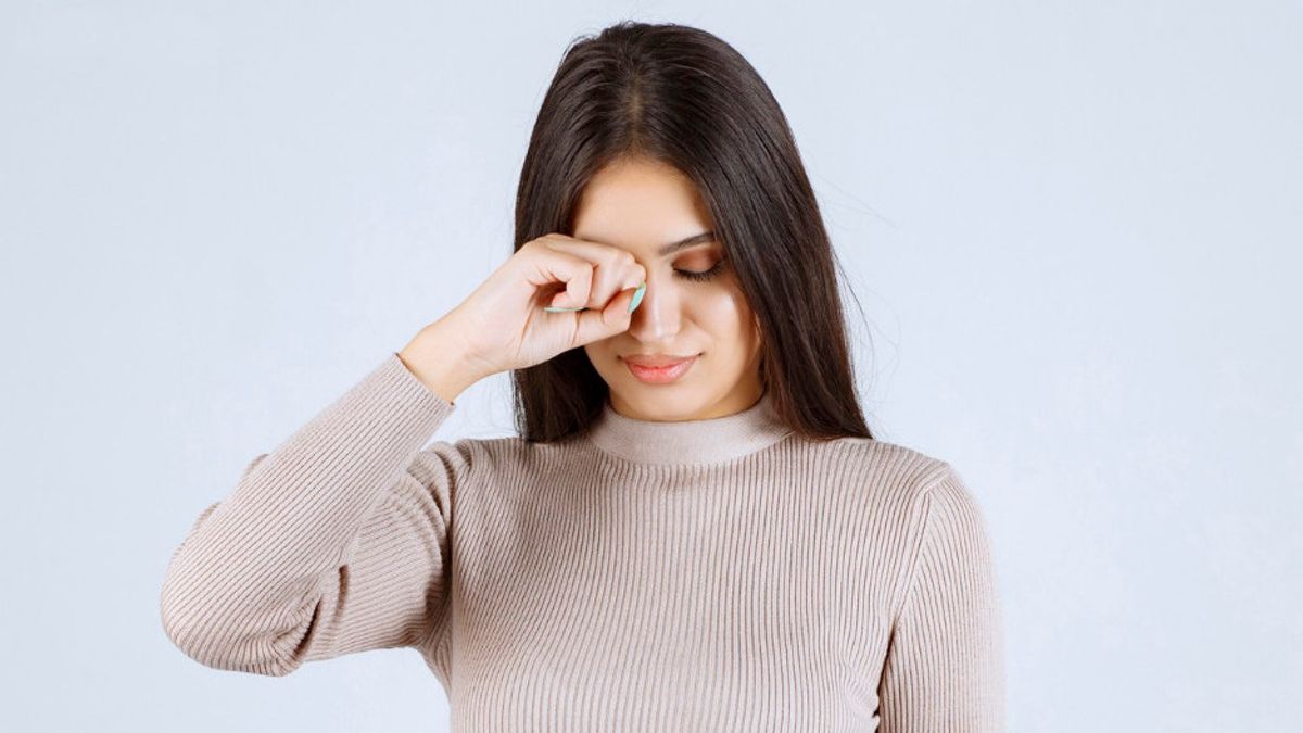 5 أسباب للعيون الدامعة المستمرة التي يمكن أن تتداخل مع الأنشطة