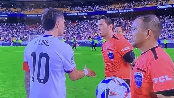 Referee Kevin Ortega Rejects Pulisic's Hand After The United States-Uruguay Match