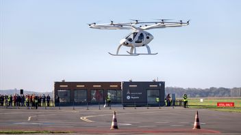 Autonomous Electric Helicopter, Volocopter, Air Tests Perdana In Central Paris City