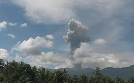 Gunung Dukono Erupsi Muntahkan Abu Setinggi 2,7 Kilometer