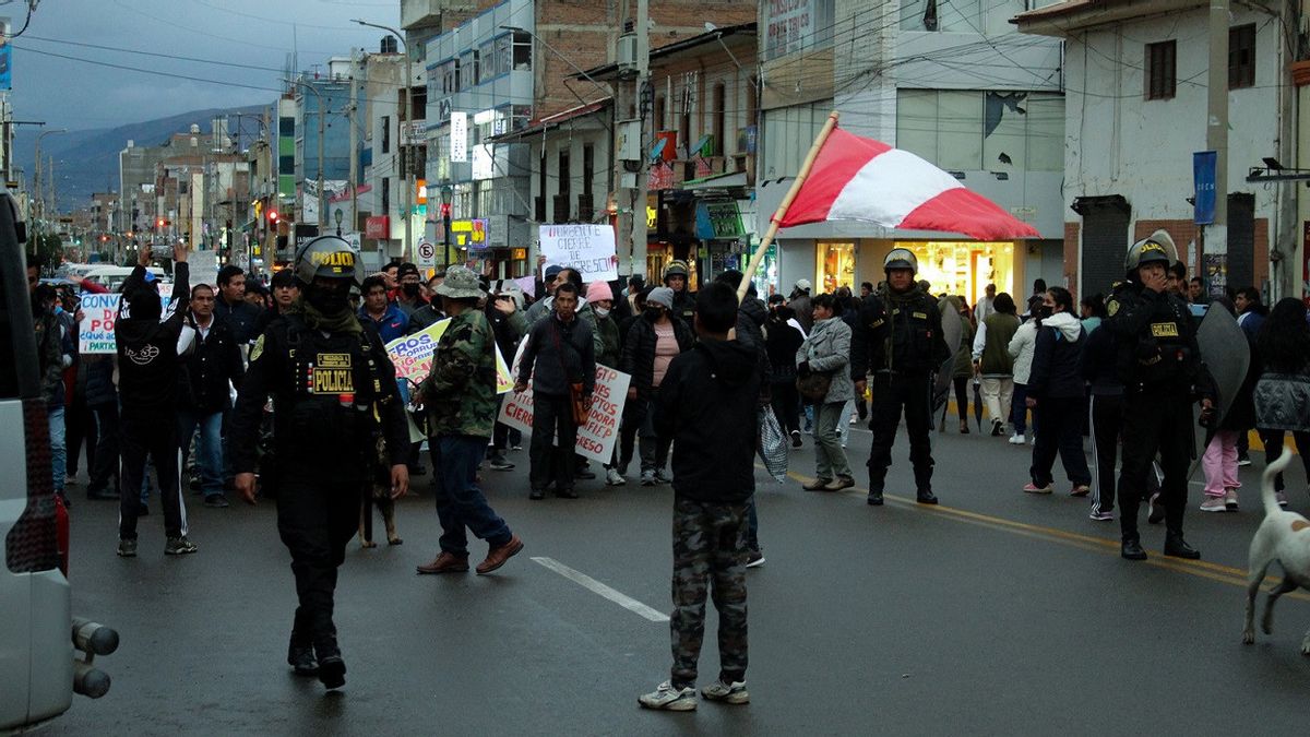 مسيرات قتلت أكثر من 50 شخصا، الآلاف من البيروفيين ينظمون احتجاجات في ليما: طالبوا الرئيس بولوارتي بالتنحي