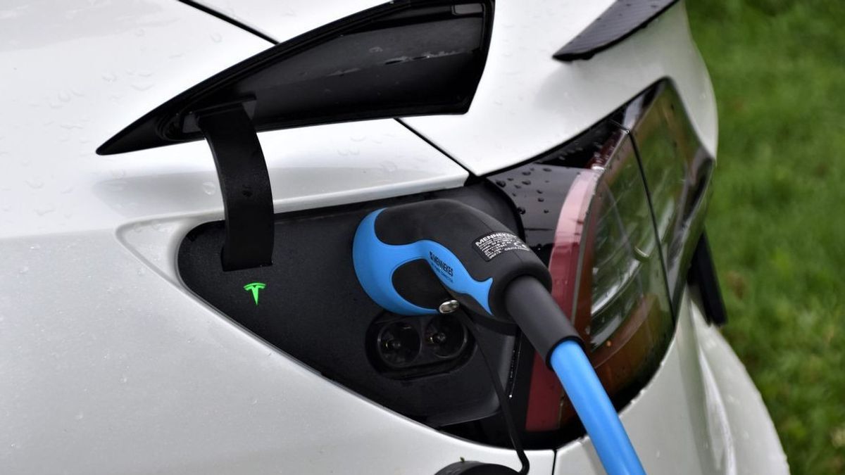 人们意识到电动汽车可以减少空气污染， 但仍然不愿意购买