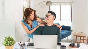 5 Cara Mendapat Perhatian Pasangan yang Sering Cuek Pada Anda