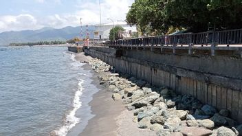 Cegah Erosi, Pemkot Pasang Tanggul 9 Km di Pantai Mataram NTB