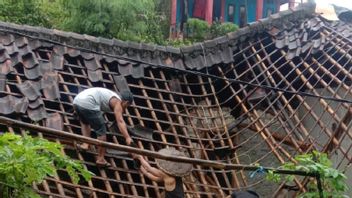 Strong Winds And Heavy Rain Crashed Palabuhanratu Sukabumi, 1 Resident's House Collapsed