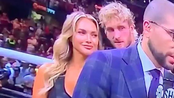 Cari Kesempatan Dekati <i>Ring Girl</i> Usai Laga Jake Paul Vs Tyron Woodley, Logan Paul: Kamu Punya Pacar?