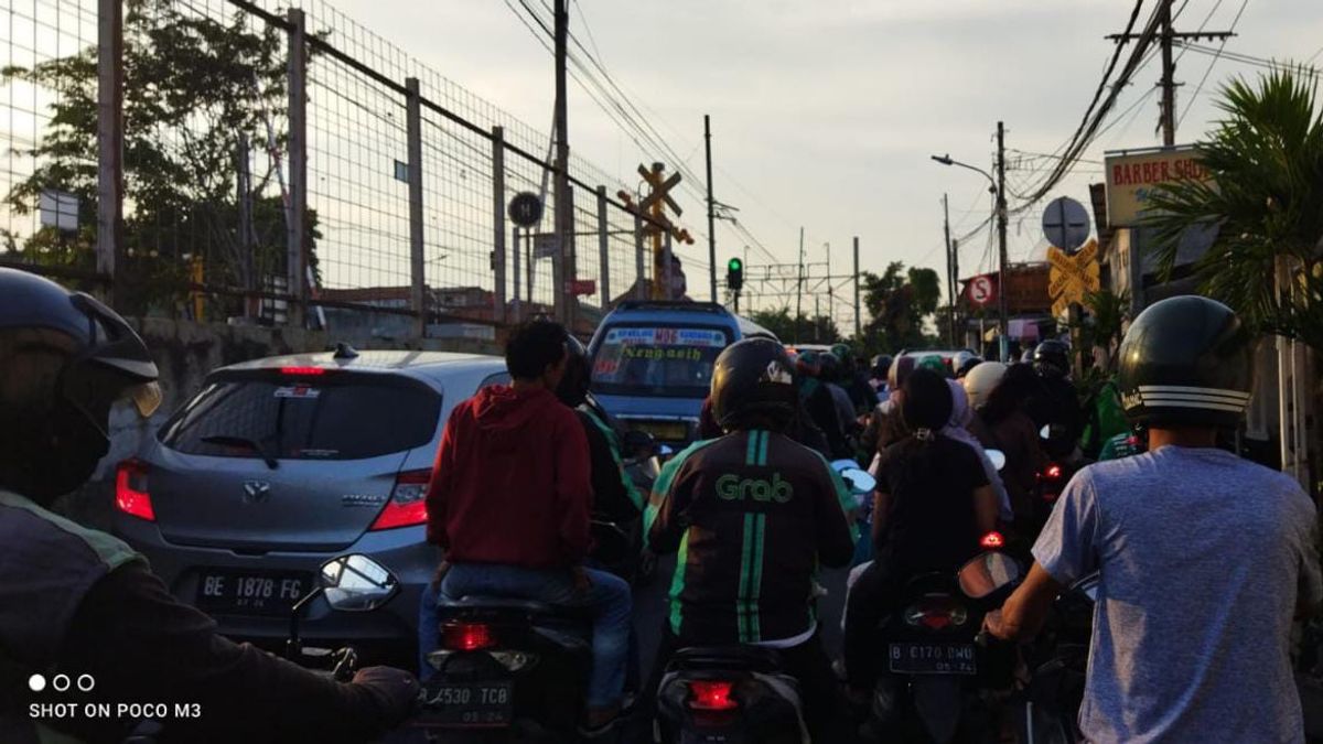 Imbas Kemacetan di Perlintasan KA Stasiun Pondok Jati Hingga Tembus Wilayah Pisangan Baru