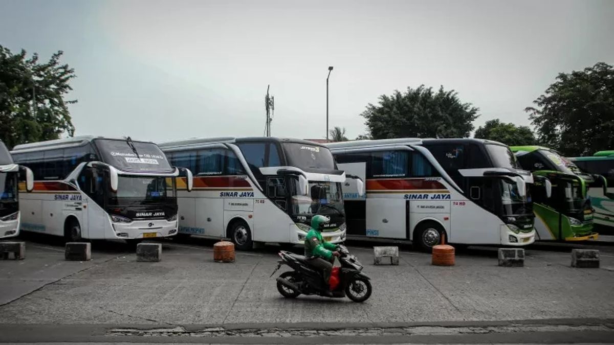 DKI州政府は、自家用車で帰宅する何百万人ものジャボデタベック住民を減らすために数千台のバスを準備しています