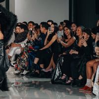 Pamer Perut Sixpack, Gaya Chicco Jerikho Pakai High Heels di Runway