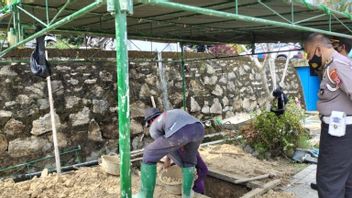 Petugas Gali Liang Lahat Makam Buya Syafii di Pemakaman Husnul Khotimah Kulon Progo