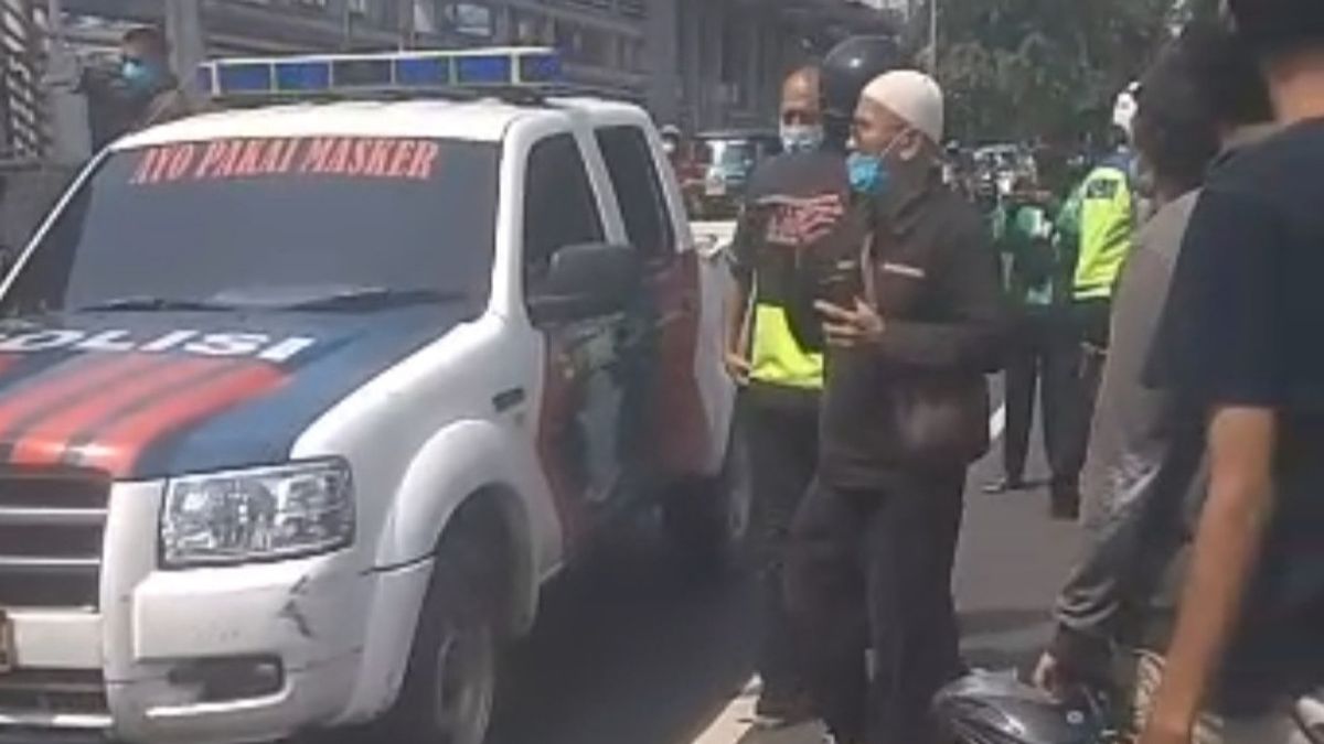 Pemotor Tewas Menabrak Truk Tangki Air, Polisi Sebut Korban Tidak Konsentrasi saat Berkendara