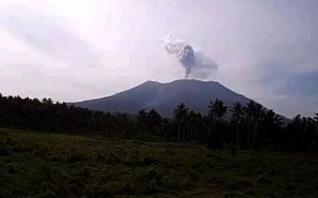 Gunung Ibu Kembali Muntahkan Abu Vulkanik Setinggi 800 Meter