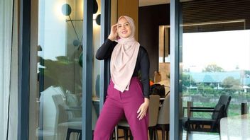 4 New Styles Of Tya Ariestya Wearing A Hijab, Making Her Husband Smile By Himself