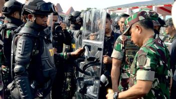 印尼国民军指挥官直接检查士兵和国防设备的准备情况以确保2024年大选