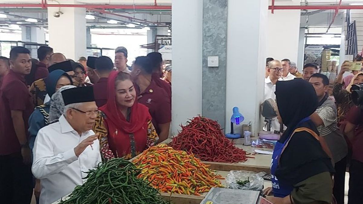نائب الرئيس لمراجعة سوق جوهر سيمارانغ ، انخفض سعر الفلفل الحار بمقدار 40 ألف روبية إندونيسية للكيلوغرام الواحد