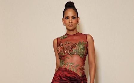 Halle Berry Curi Perhatian di Fashion Show Elie Saab, Kenakan Gaun Saat Raih Piala Oscar 2002