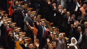 Puan a soumis le livre de mémoire de la période 2019-2024 à l’inauguration de la Chambre des représentants