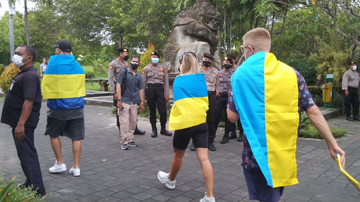  モヌマ・バジュラ・サンディ・デンパサール前でのウクライナ人の平和的抗議