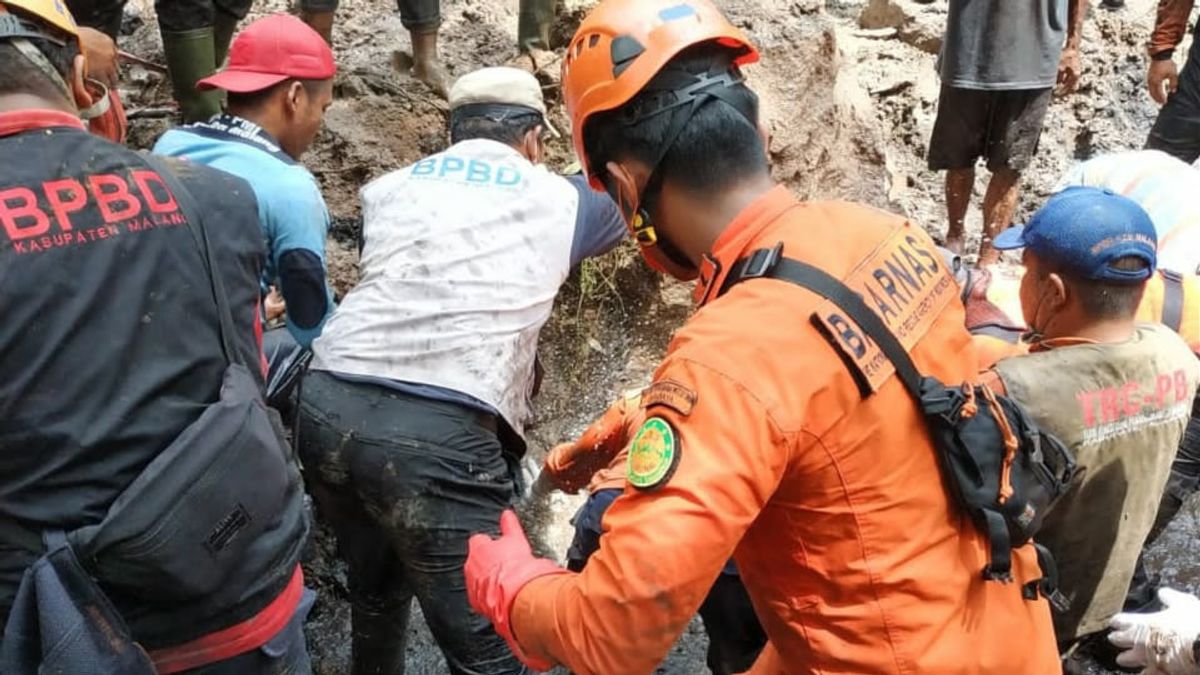 <i>Ngotot</i> Garap Tanah Ladang saat Hujan Deras, Petani di Malang Tewas Tertimbun Longsor