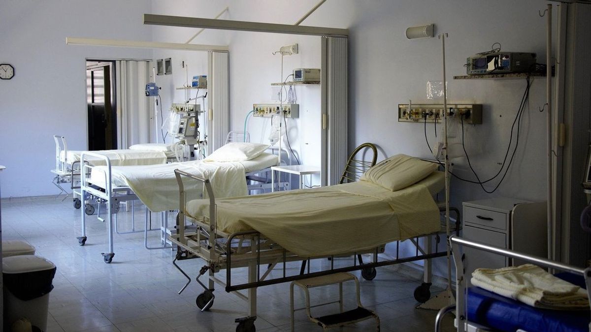 苏拉巴亚的一些医院因 COVID-19 病例而不堪重负，关闭 IGD 服务