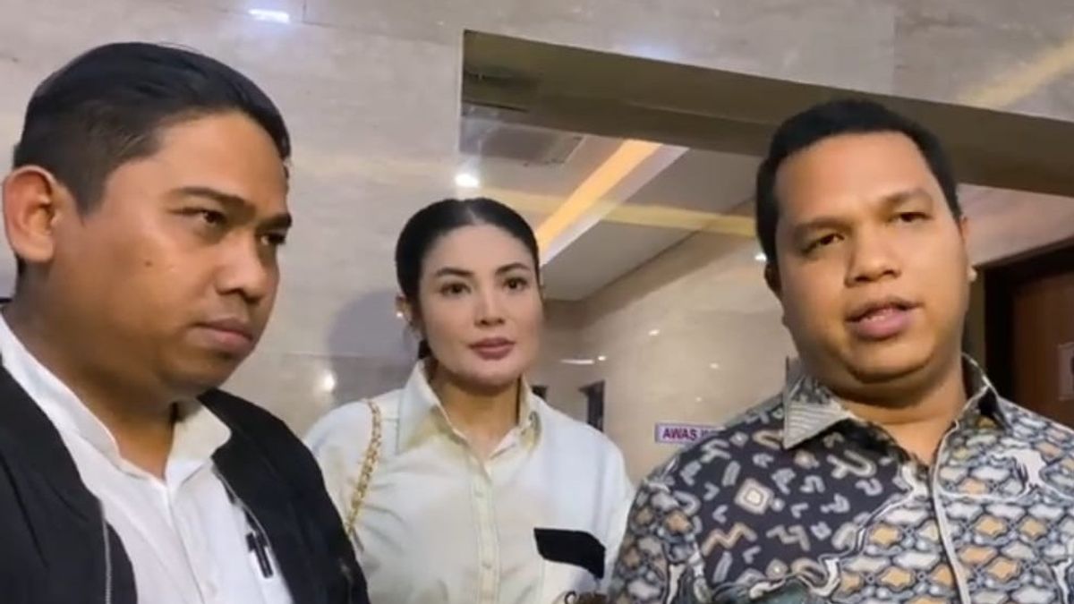 Denying Home, But Nindy Ayunda Admits She Is Still In Contact With Dito Mahendra