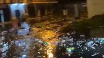 马纳多的潮汐波溢出到曼托斯和巨型马斯， 垃圾被带走