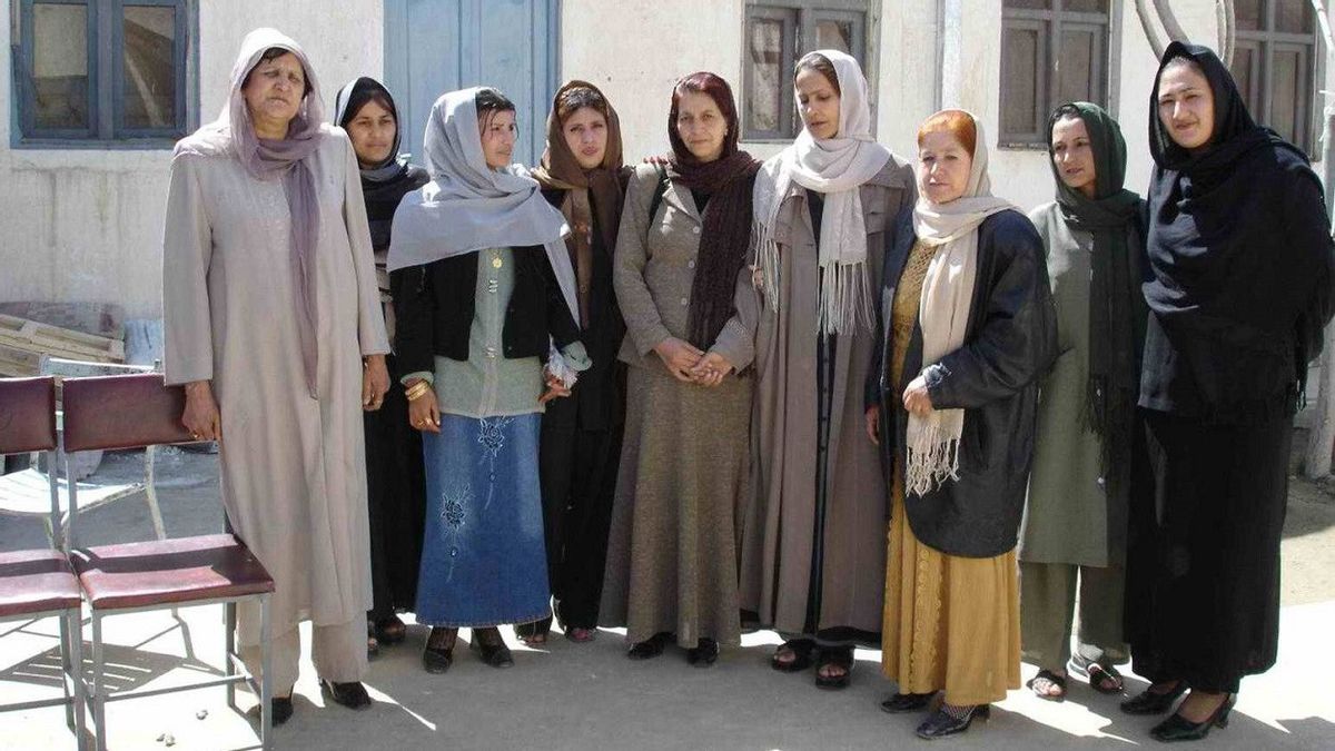 饥荒威胁，联合国人道主义官员敦促塔利班解除对援助组织女工的禁令