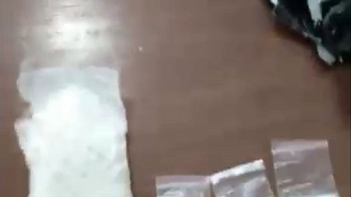 密輸業者はケディリ刑務所に黒いプラスチックを投げ、クリスタルメスとコプロの丸薬の内容をチェックします