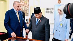 Prabowo dan Erdogan Tukar Cenderamata, dari Senapan Serbu, Keris hingga Hiasan Kaligrafi