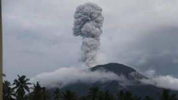 伊武山の噴火はまだ続いており、熱い雲は4 KMもの高さで上昇しています