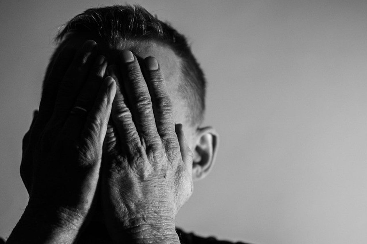 AI研究は、独身で不幸であることが喫煙よりも老化を加速させる可能性があることを明らかに