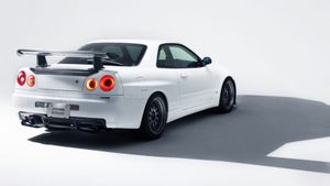 Restorasi Modern Nissan Skyline GT-R R34 oleh Built by Legend